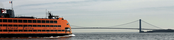 Le ferry et le pont de Verrazano qui relie l'île à Brooklyn depuis 1964 © cweed