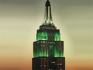 L'Empire State change est illuminé de couleur dès le soir venu pour de multiples occasions.