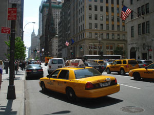 Les taxis ne manquent à New York - Photo : Yellow Cabs sur la 5ème Avenue © Guillaume Duchene