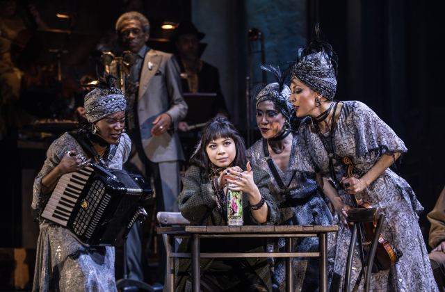 La scène de Hadestown au Walter Kerr Theatre