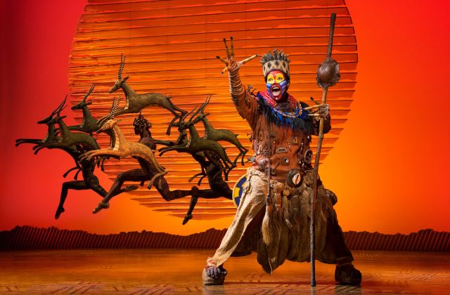 Rafiki sur la scène du Minskoff Theatre, dans Le Roi Lion à Broadway