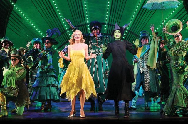 Elphaba et Glinda dans Wicked, au Gershwin Theatre