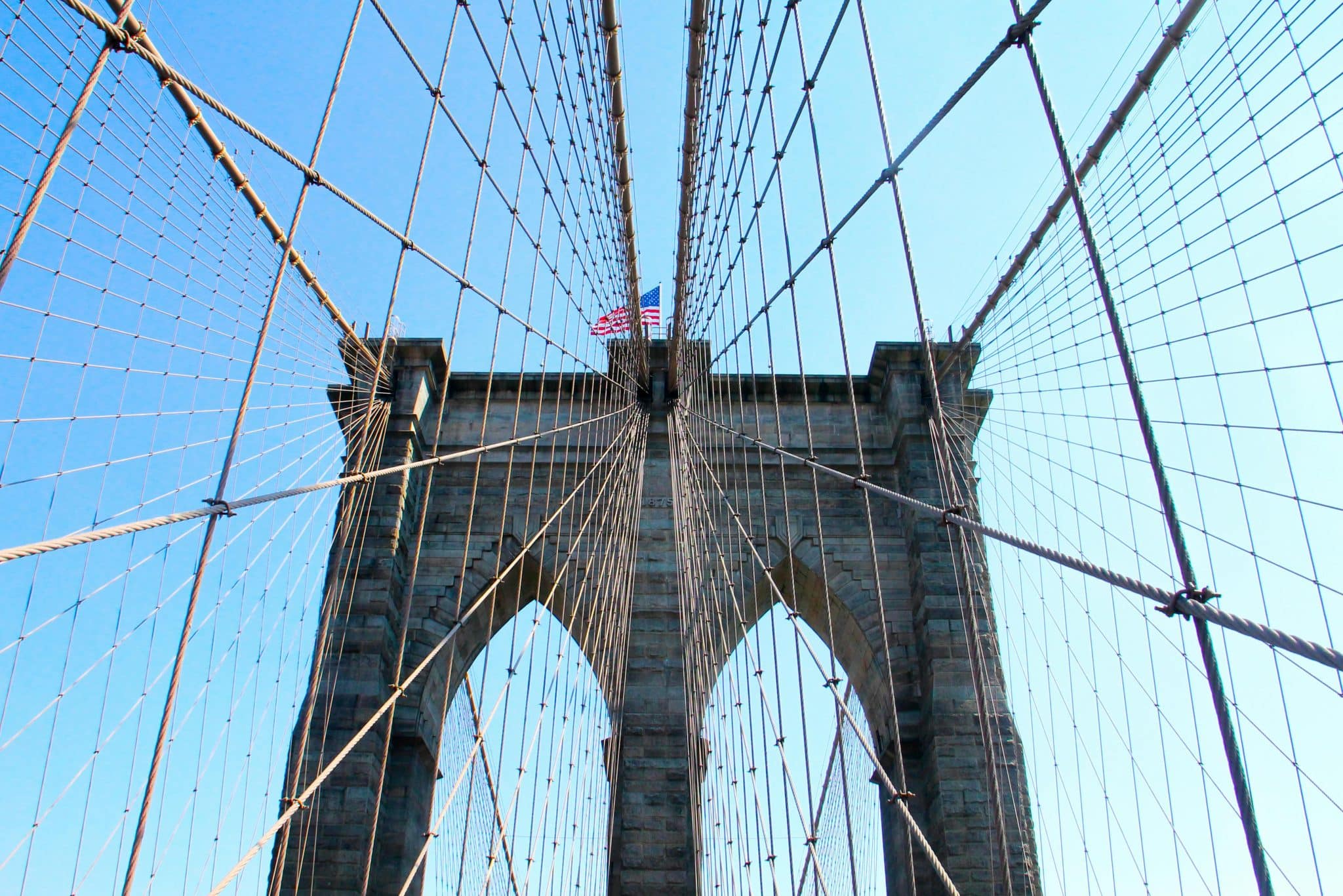 Pont suspendu avec câbles et ciel bleu