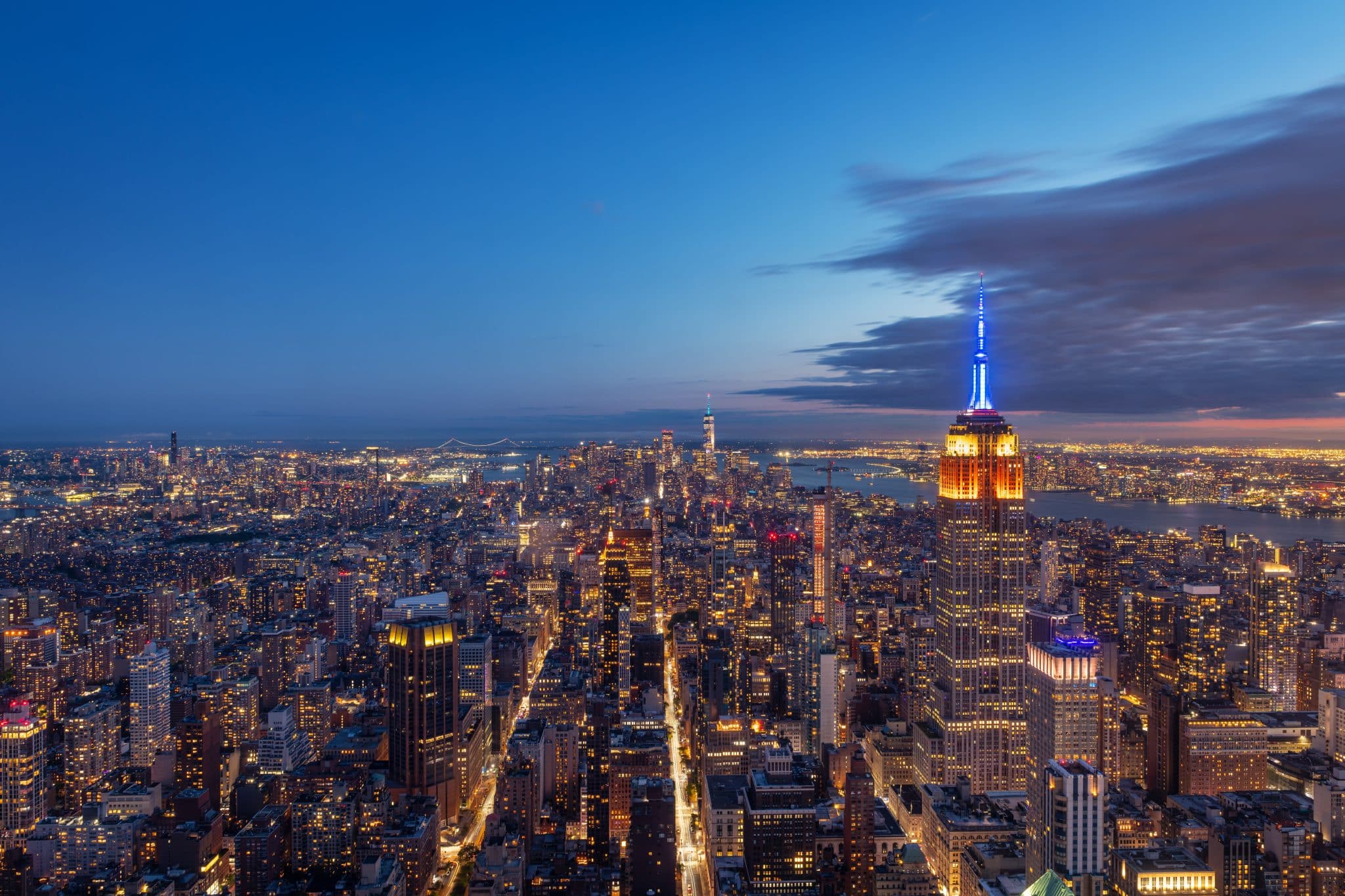 Aerial,View,Of,The,Empire,State,Building,And,Downtown,Manhattan Empire State Building illuminé