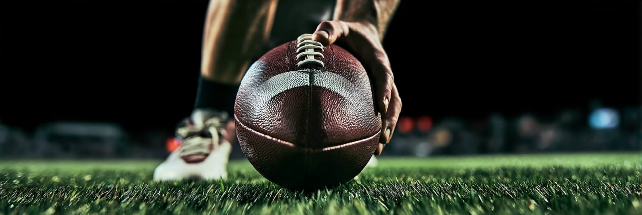 Un ballon de football américain posé sur la pelouse avant l'engagement