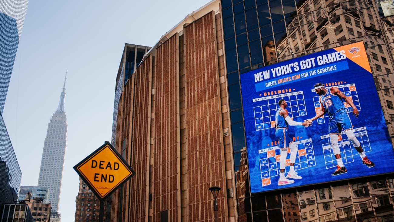 Le Madison Square Garden vu de la 8e Avenue, avec l'Empire State Building en arrière-plan