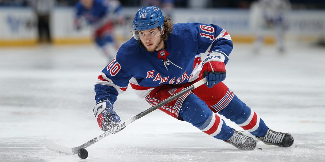 Un joueur des New York Rangers lancé sur la glace du Madison Square Garden