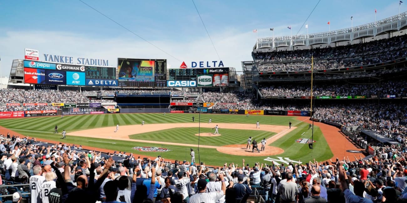 Le Yankee Stadium du Bronx un jour de match, vu depuis les gradins